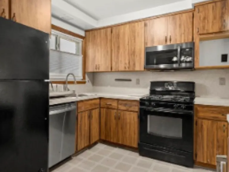 15587 Russell Ave — Photo 8