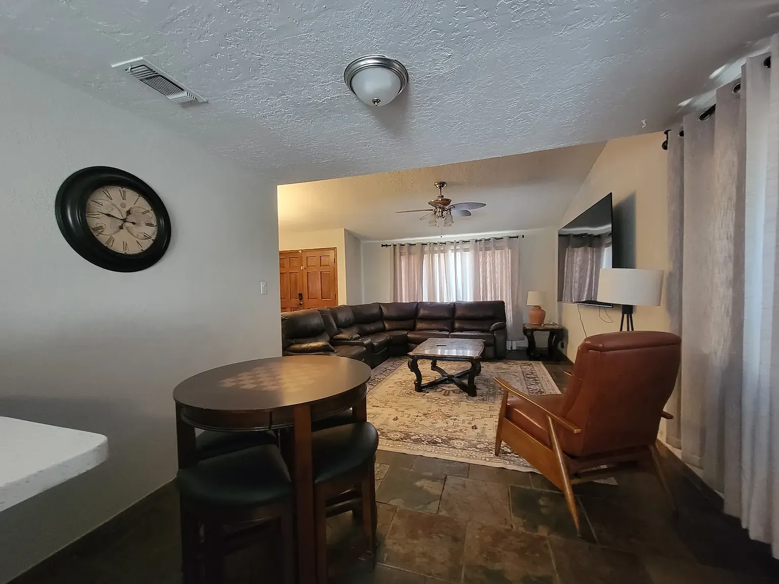 4 bed, 1728 sqft, $2,600 — Photo 3