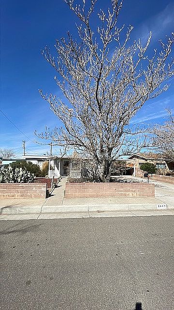 1st image of 2827 Solano Dr NE