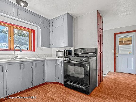 4th image of 866 Barclay St