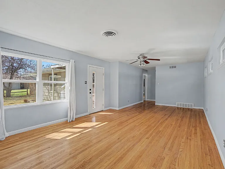 422 N Pecan St — Photo 6