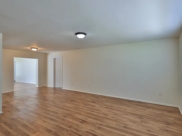 1404 Dexter Dr N — Photo 4