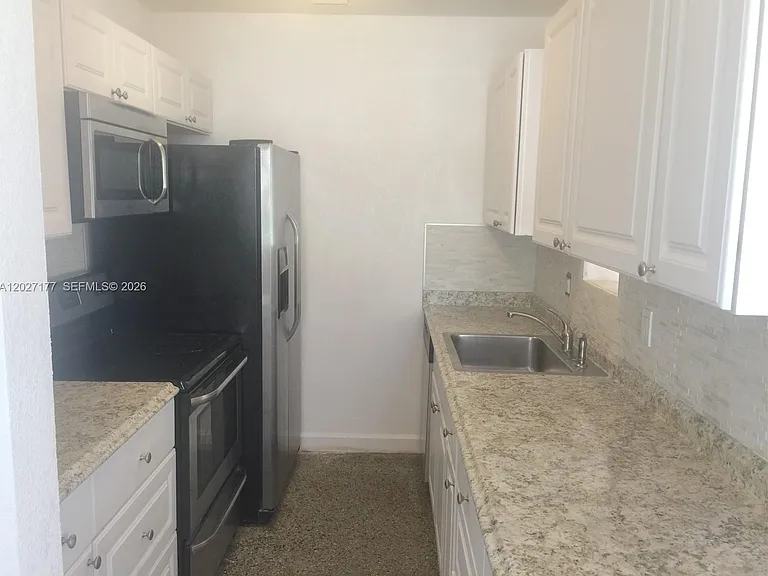 3300 SW 32nd Ave — Photo 7