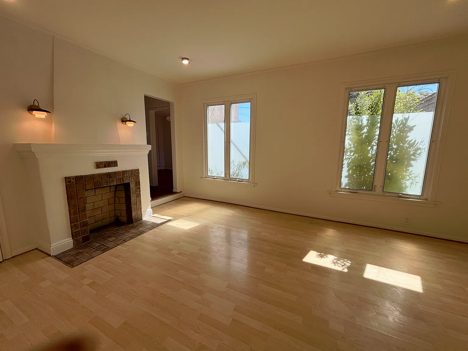 950 N Harper Ave — Photo 2