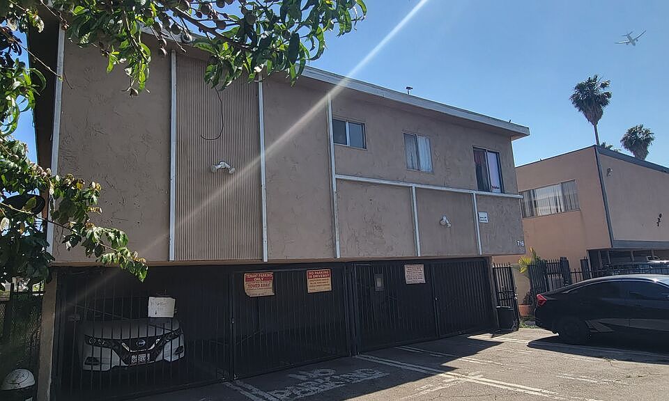 1st image of 716 W 81st St
