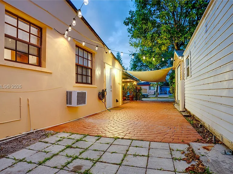 301 SW 69th Ave — Photo 38