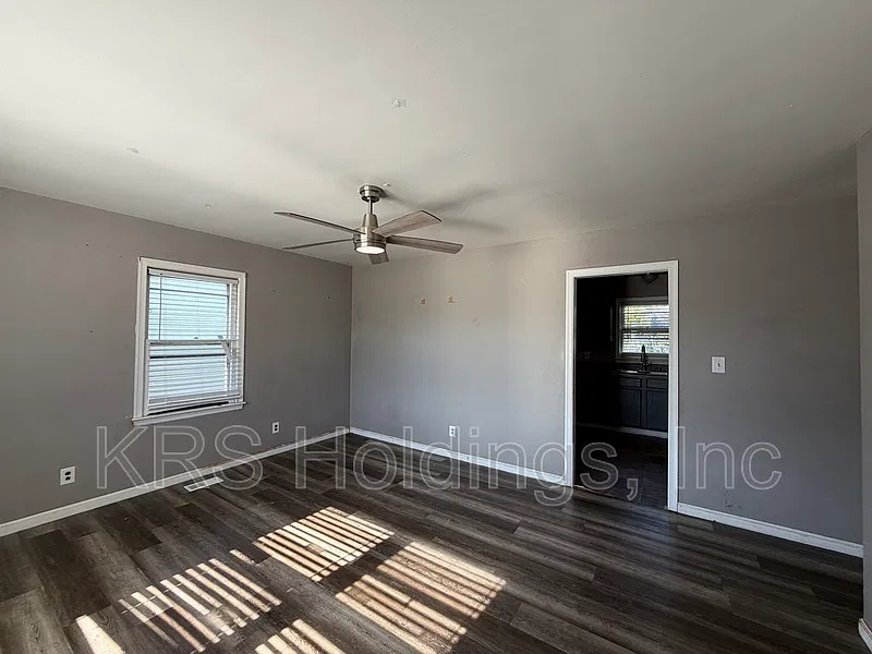 3 bed, 1.0 bath, 912 sqft, $1,850 — Photo 2