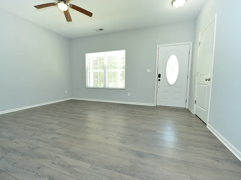 4219 Helen St — Photo 2