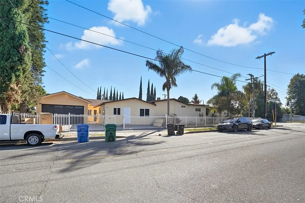 1 bed, 1.5 bath, 450 sqft, $1,950 — Photo 1
