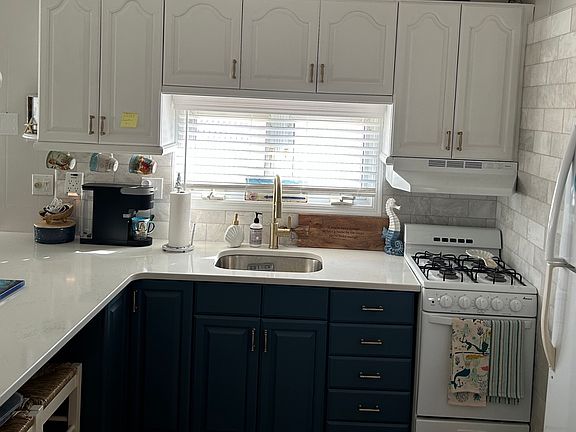 Fully stocked kitchen filled with all you will need for every day living and entertaining