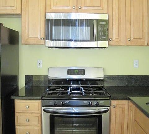 Gas Range, Slab Granite Countertops