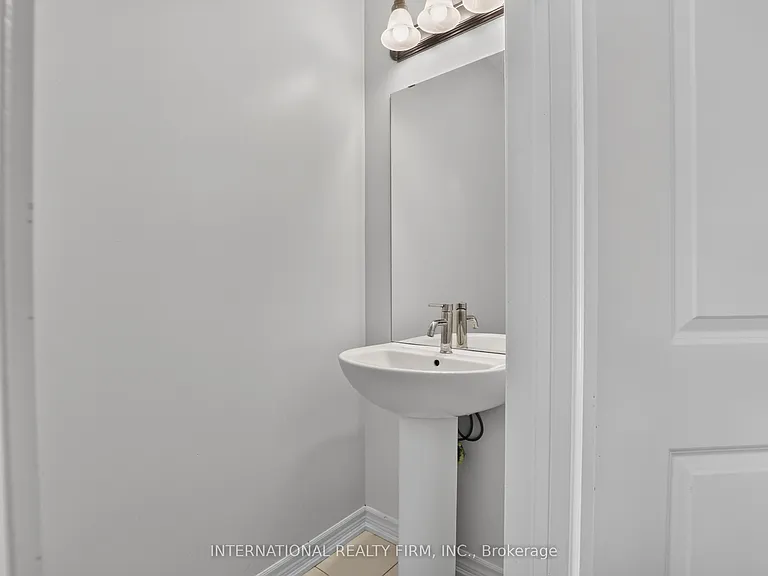 240 Ridley Cres — Photo 4
