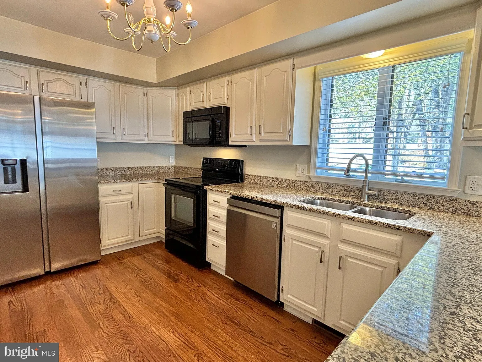 5 bed, 2.5 bath, 3504 sqft, $3,500 — Photo 4