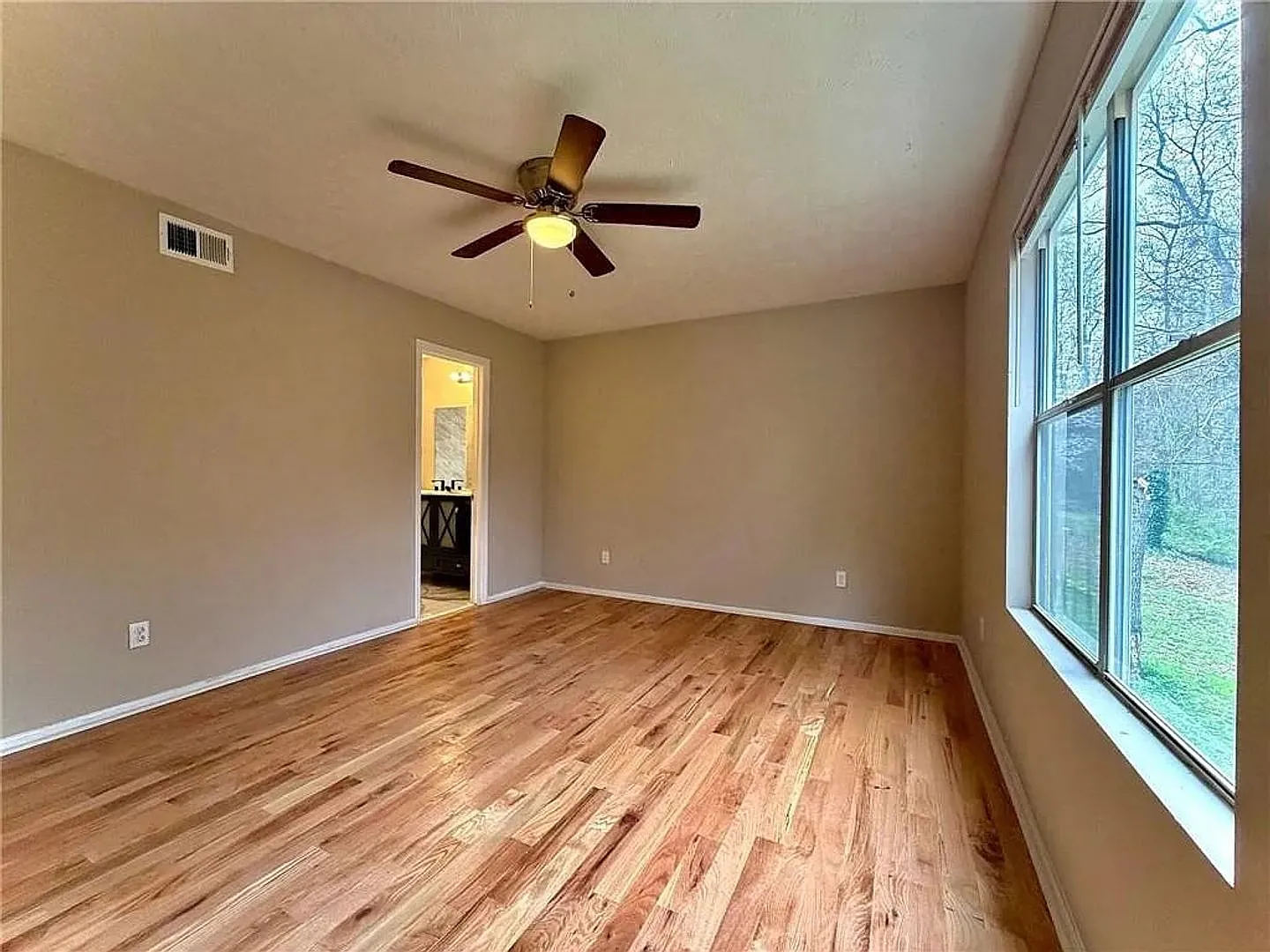 Room in 4 Bedroom Home in Decatur — Photo 3