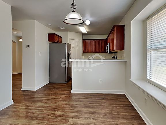 5th image of 907 Meadowbrook Ln