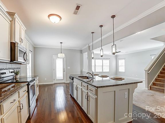 2nd image of 1108 Bannockburn Ave
