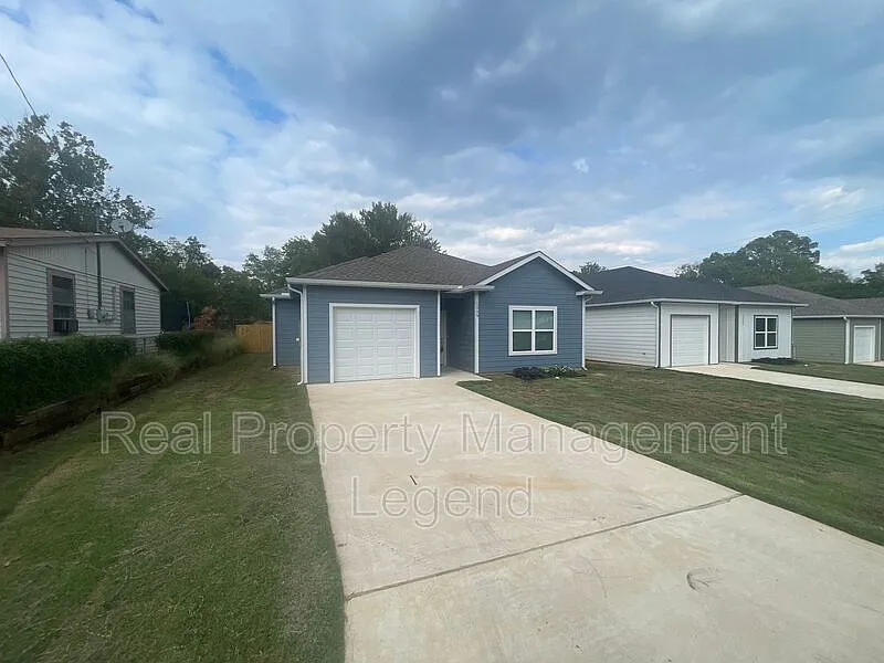 4 bed, 2.5 bath, 1584 sqft, $1,945 — Photo 3