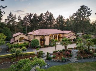 2495 Shannon Pl, Saanich, BC V8N 1X2