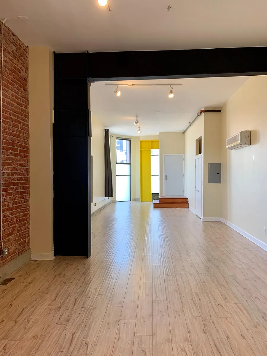 Building Photo - 1700 E 4th St #204
