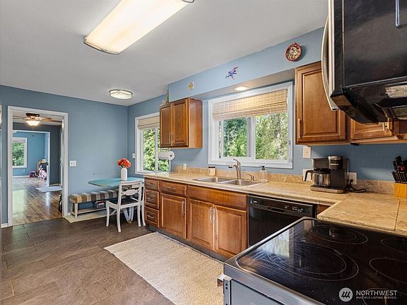 5th image of 103 Lowrane Dr