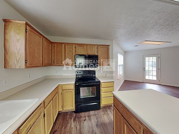 4th image of 561 Hillside Ln