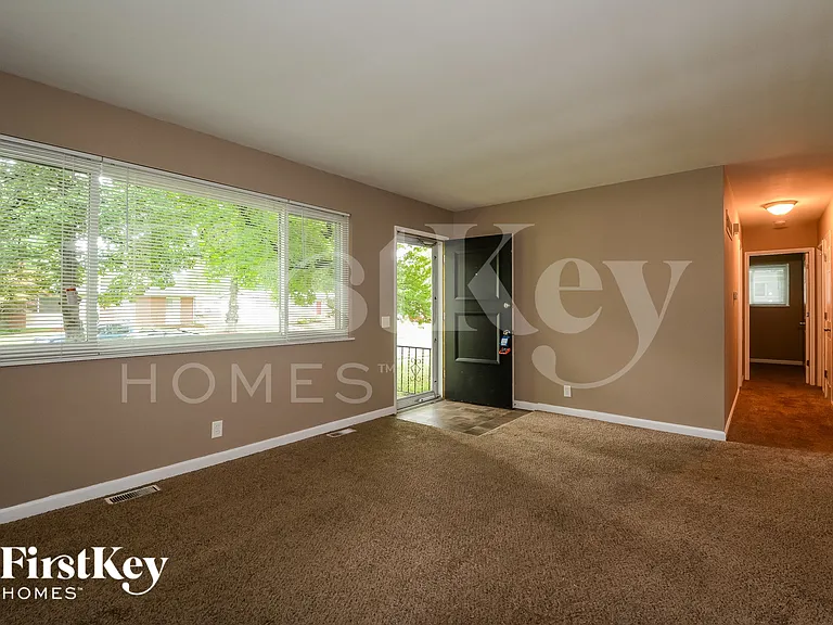 400 Humes Ln — Photo 3
