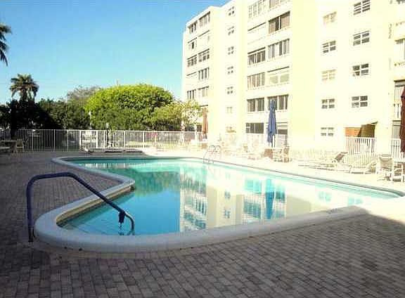 3rd image of 619 NE 14th Ave APT 406