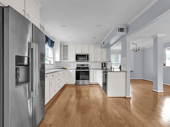 3rd image of 5006 Shady Gardens Drive