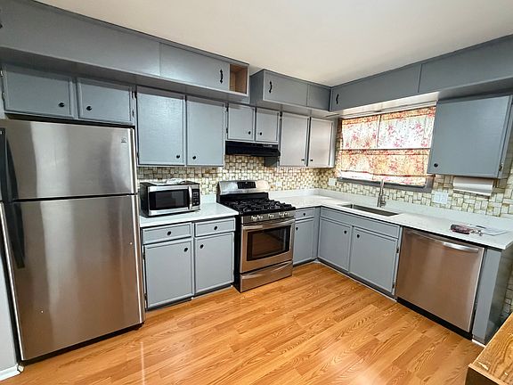 2nd image of 495 McHenry Rd APT 1B