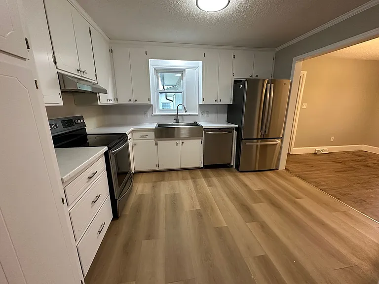 260 Klutz St — Photo 7