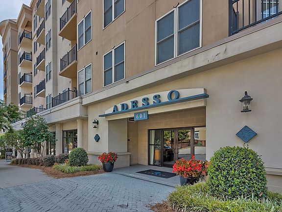 2nd image of 601 Main St APT 421