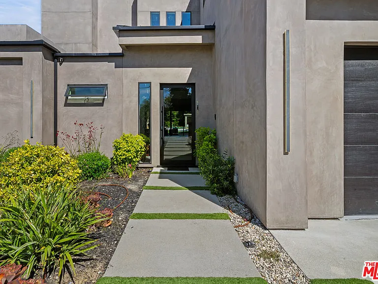 5826 Corbin Ave — Photo 6