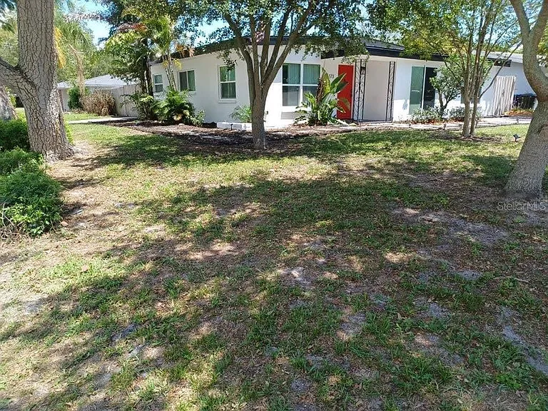2173 Riviera Dr — Photo 24