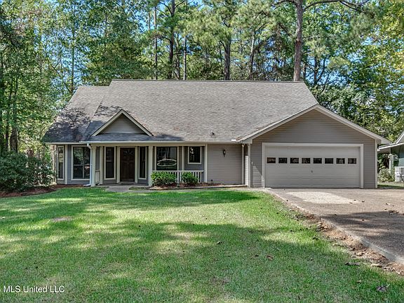 3rd image of 333 Lake Harbor Rd
