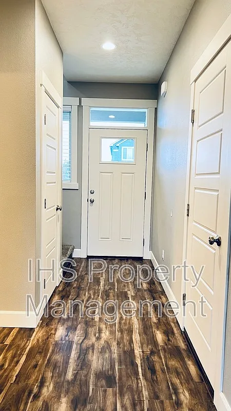 4 bed, 2.5 bath, 2100 sqft, $2,595 — Photo 4