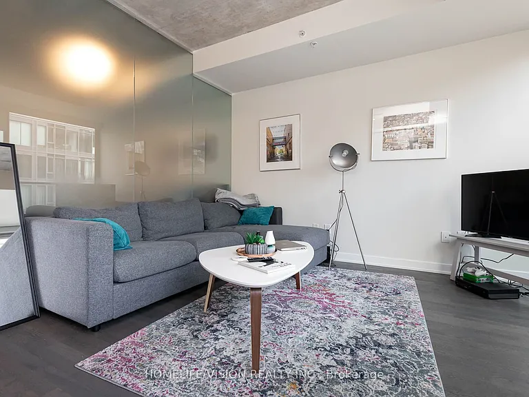 629 King St W #323 — Photo 3