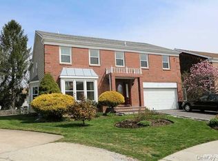 11 Sunset Rd N, Albertson, NY 11507