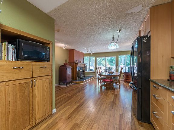 4th image of 993 Hazelwood Dr