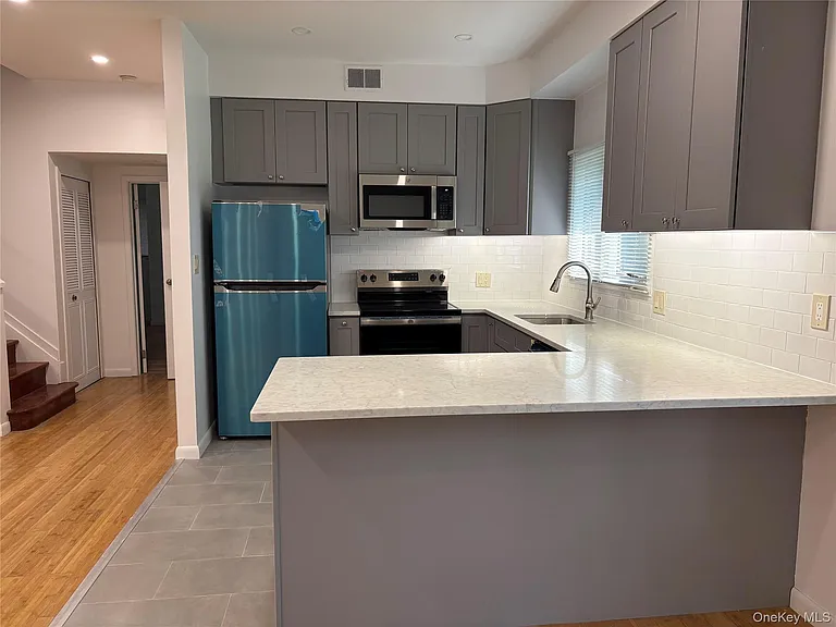 130 S Middle Neck Rd #6 — Photo 4