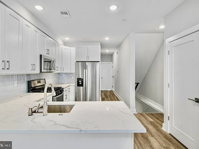 Brand New Luxury Apartments — Photo 16