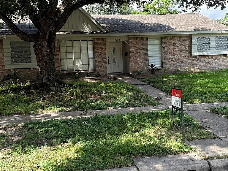 9002 Roos Rd — Photo 3