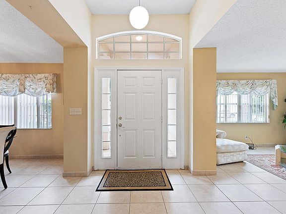 4th image of 3755 Beachwood Dr