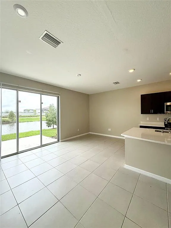 3 bed, 2.5 bath, 1373 sqft, $1,925 — Photo 4