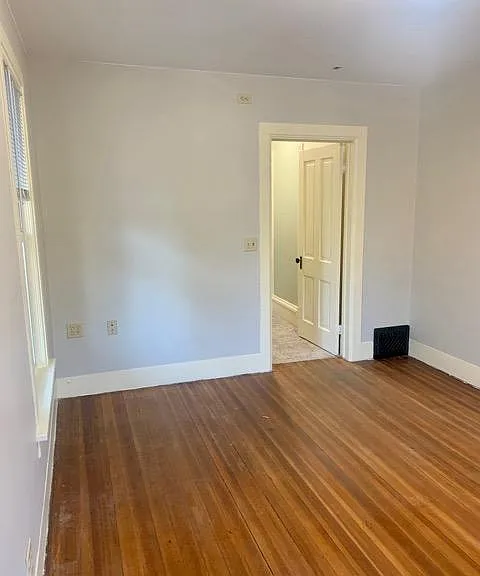 2636 Queen St — Photo 8