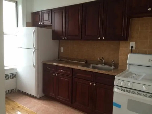 923 Onderdonk Avenue image 1 of 4