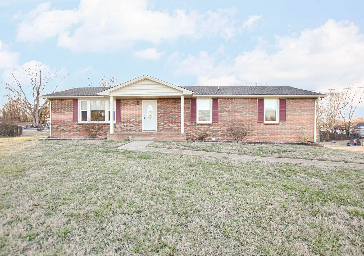 Pet Friendly Three Bedroom with Basement! — Photo 1