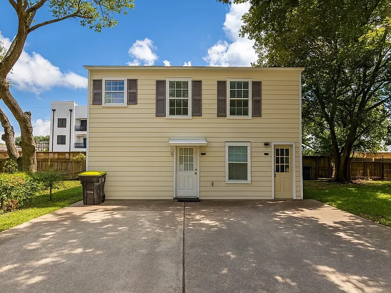 422 W Burleson St — Photo 1