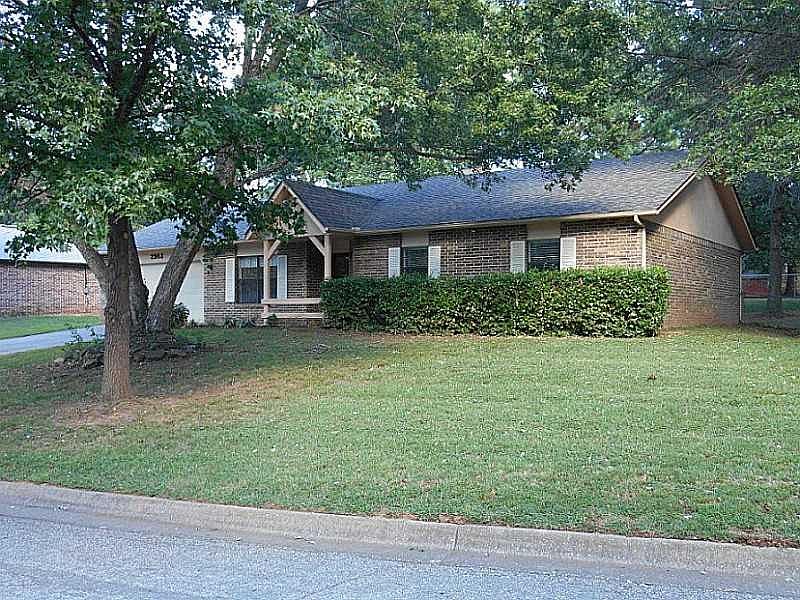 1st image of 2903 Parkwood Dr