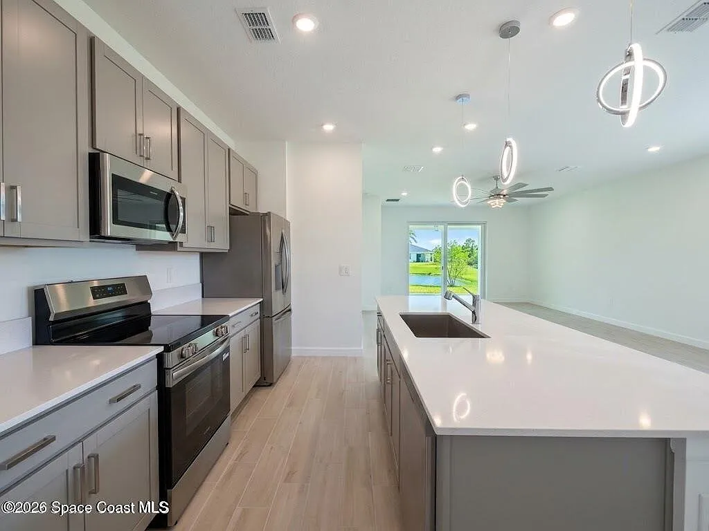 3 bed, 2.0 bath, 1758 sqft, $2,800 — Photo 4