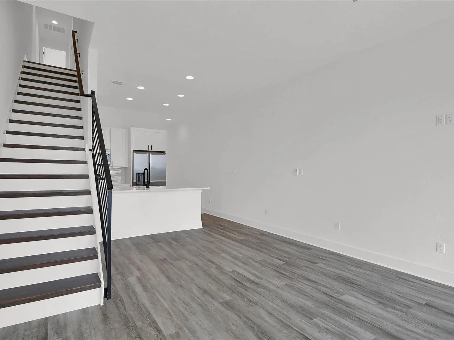 3 bed, 2.5 bath, 1389 sqft, $1,895 — Photo 3